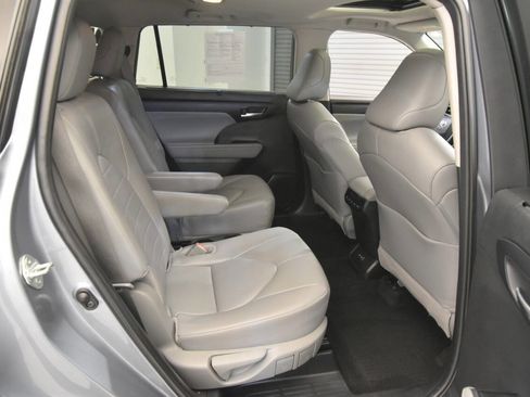 Used 2024 Toyota Highlander XLE image 23
