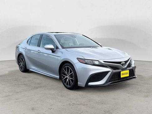 Used 2022 Toyota Camry SE w/ Cold Weather Package AWD/4WD image 7