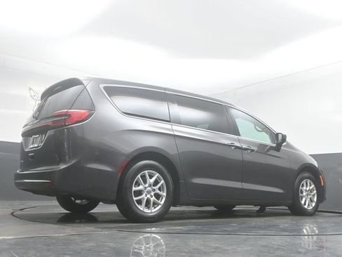 Used 2023 Chrysler Pacifica Touring-L FWD image 33