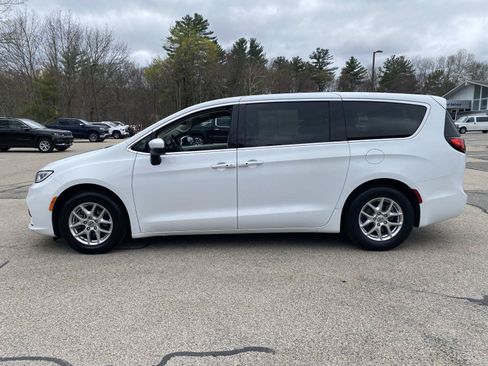 Used 2023 Chrysler Pacifica Touring-L FWD image 11