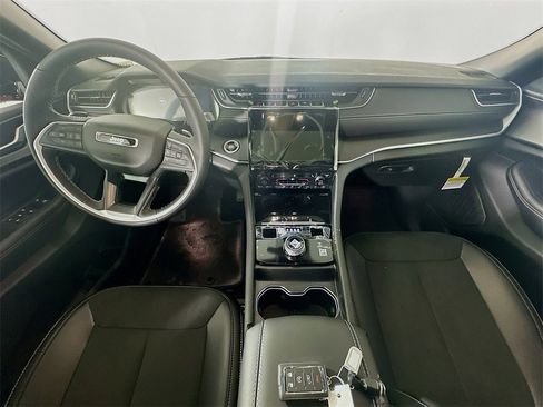 New 2025 Jeep Grand Cherokee L Altitude image 9