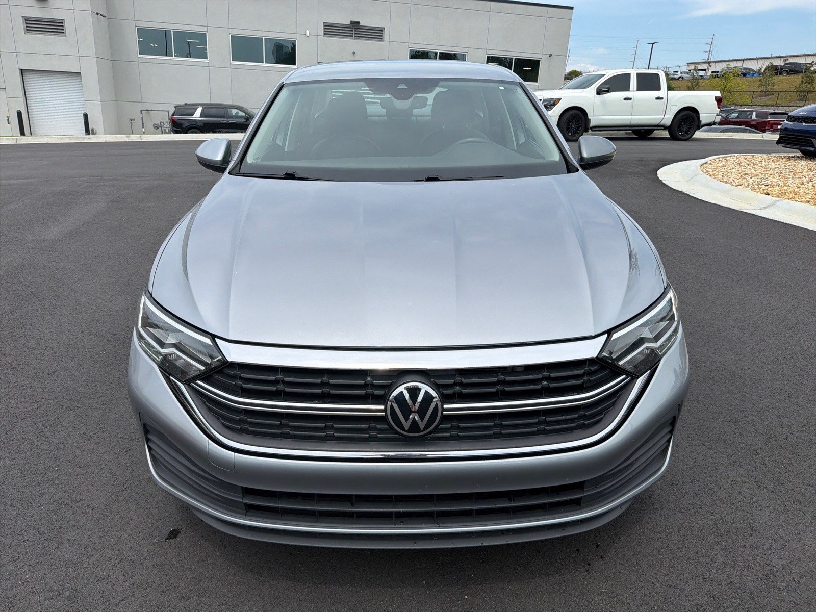 Used 2024 Volkswagen Jetta SE FWD image 2