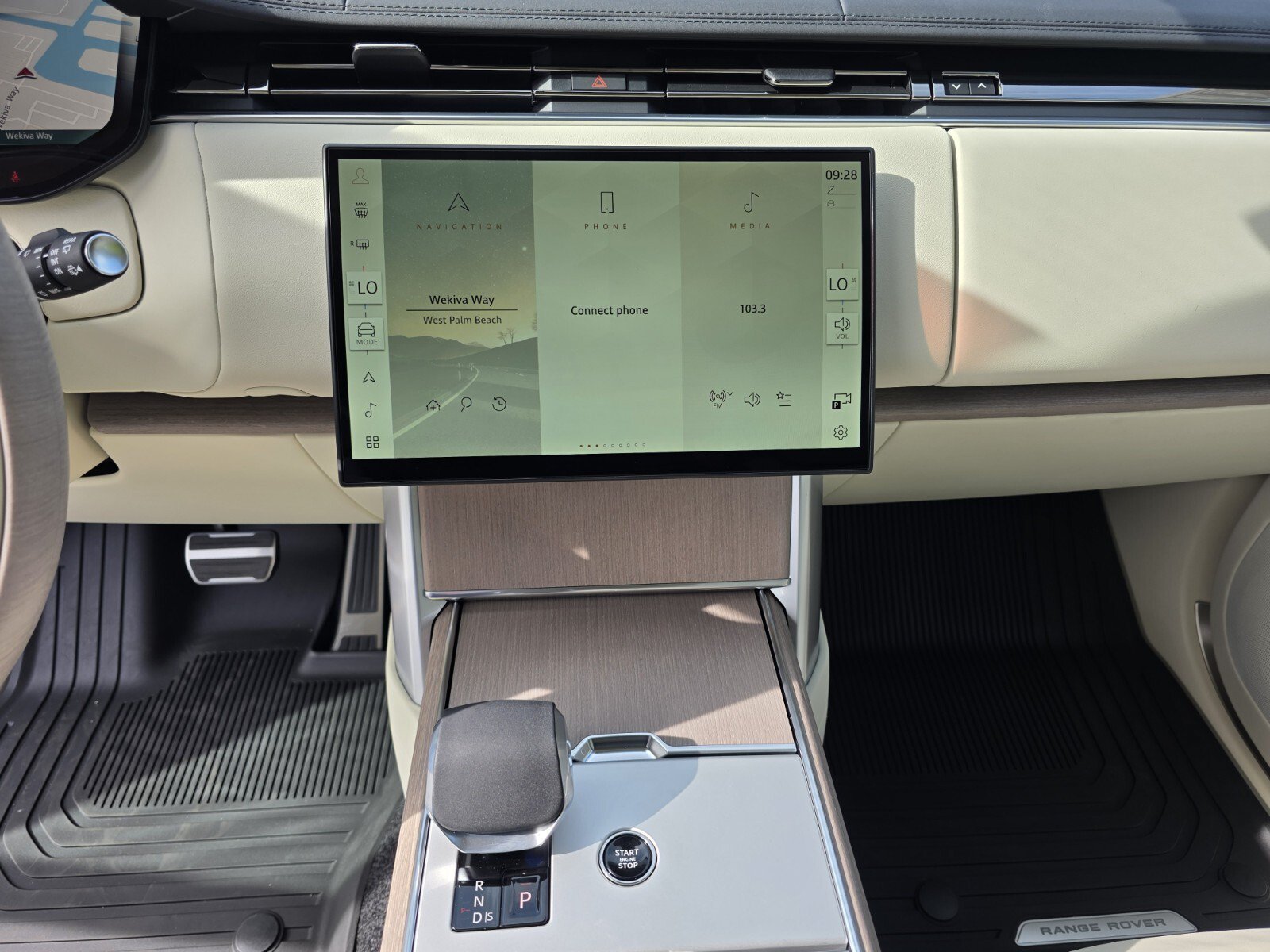 New 2026 Land Rover Range Rover SE AWD/4WD image 16