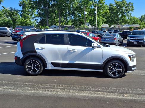 Used 2024 Kia Niro EX FWD image 2