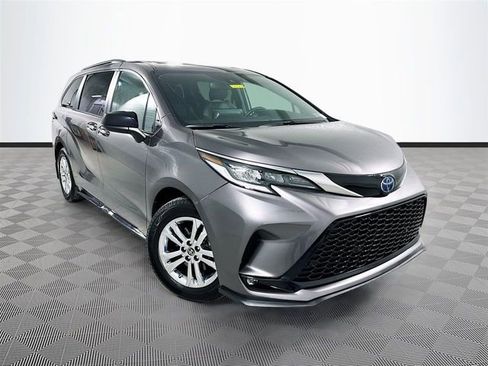 Used 2022 Toyota Sienna XSE image 1