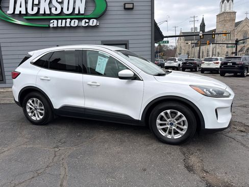 Used 2020 Ford Escape SE image 2