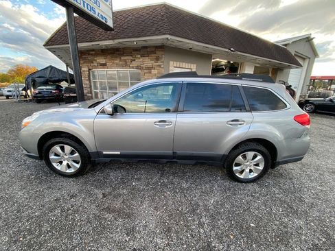 Used 2011 Subaru Outback 3.6R Premium image 8
