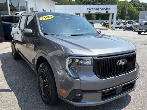Used 2025 Ford Maverick Lobo AWD/4WD image 3