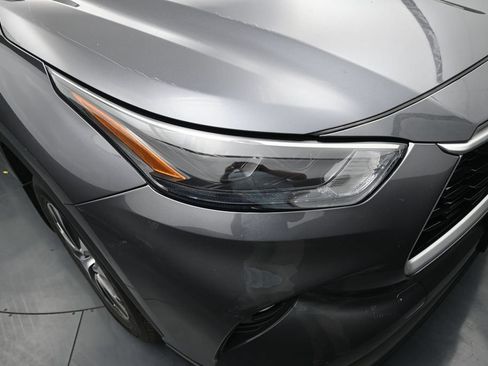 Used 2023 Toyota Highlander XLE AWD/4WD image 11