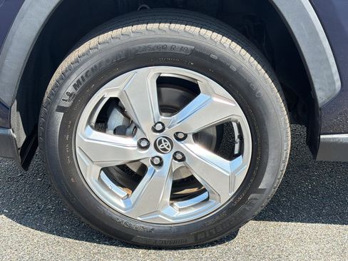 Used 2021 Toyota RAV4 XLE Premium image 12