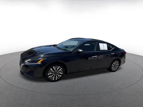 Used 2025 Nissan Altima 2.5 SV FWD image 8