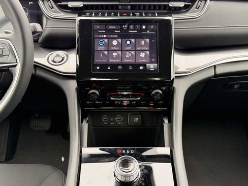 Used 2023 Jeep Grand Cherokee Laredo AWD/4WD image 30