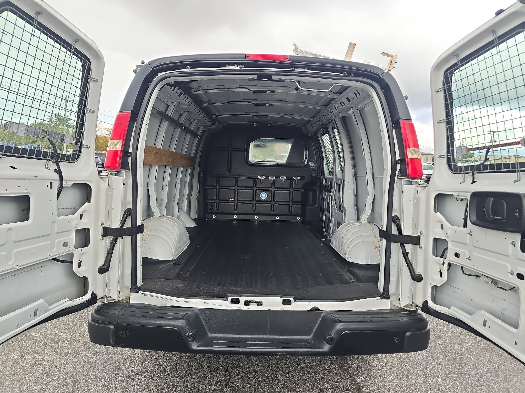 Used 2018 Chevrolet Express 2500 w/ Driver Convenience Package RWD image 9