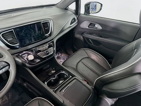 Certified 2025 Chrysler Pacifica Limited image 33