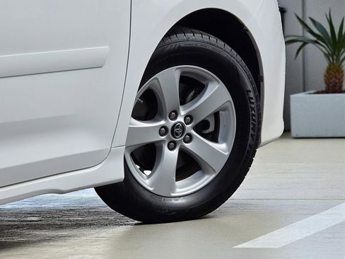 Used 2019 Toyota Sienna LE w/ Carpet Mat Package image 9