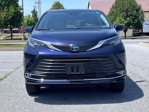 Used 2021 Toyota Sienna XLE w/ XLE Plus Package FWD image 3