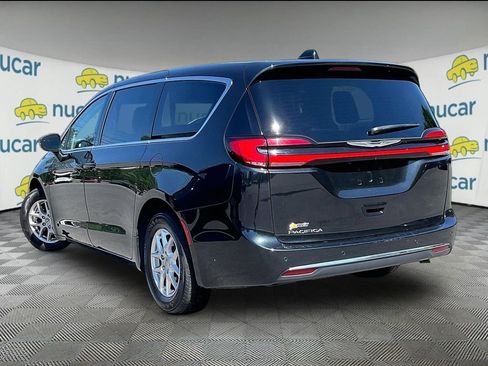 Used 2023 Chrysler Pacifica Touring-L FWD image 4