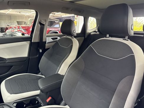 Used 2025 Volkswagen Taos SE w/ Panoramic Sunroof Package FWD image 14