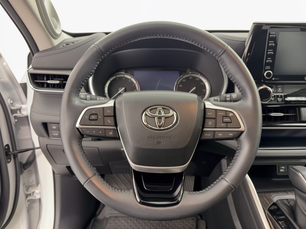 Used 2022 Toyota Highlander Limited FWD image 10