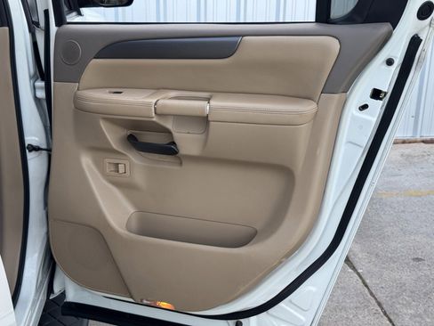 Used 2013 Nissan Armada SV image 38