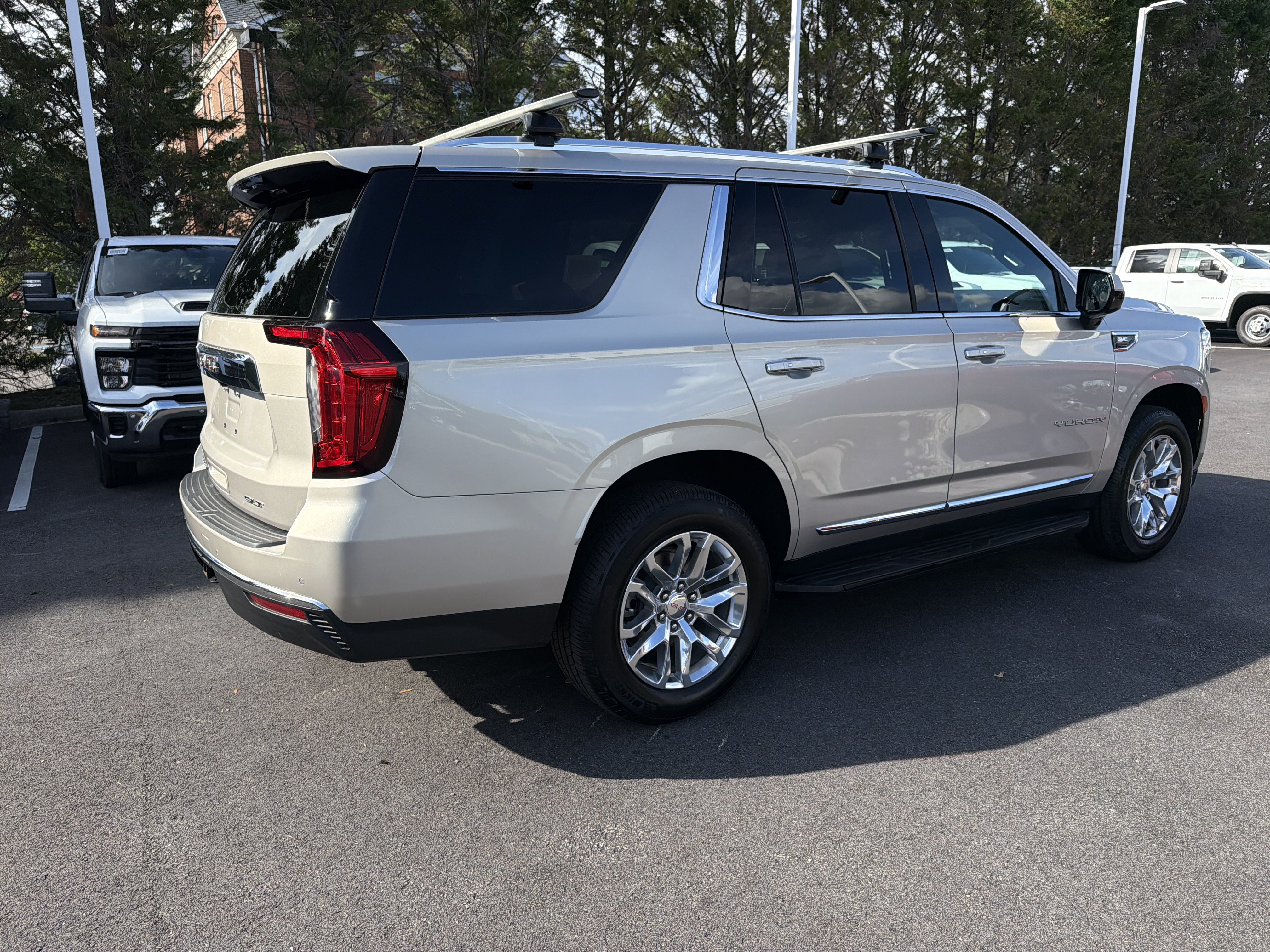 Used 2023 GMC Yukon SLT AWD/4WD image 9