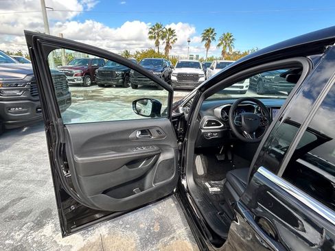 New 2026 Chrysler Pacifica Select image 24