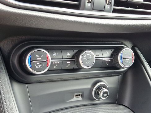 New 2025 Alfa Romeo Stelvio Sprint image 12