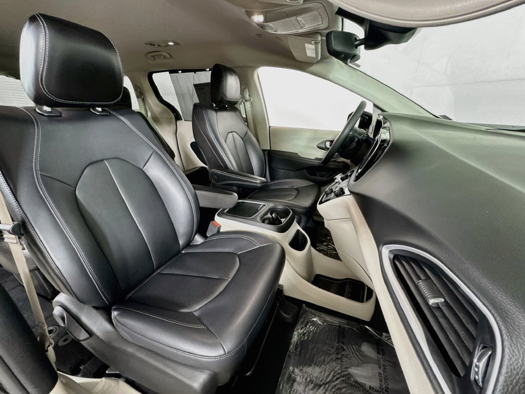 Used 2024 Chrysler Pacifica Touring-L FWD image 28