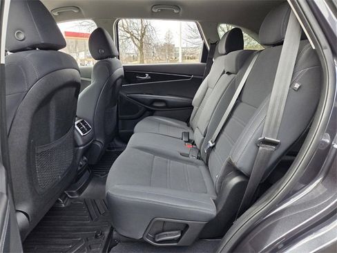 Used 2019 Kia Sorento LX w/ LX Convenience Package image 12