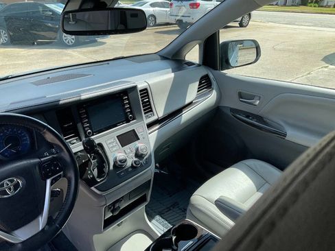 Used 2020 Toyota Sienna XLE FWD image 16