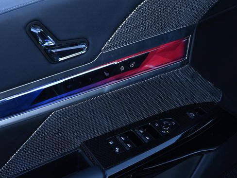 Certified 2024 BMW 760i xDrive w/ Executive Package image 25