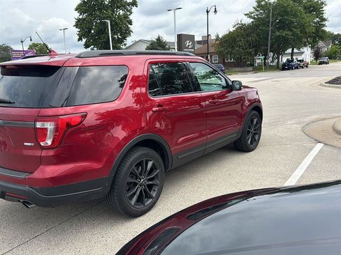 Used 2018 Ford Explorer XLT w/ Equipment Group 202A AWD/4WD image 16
