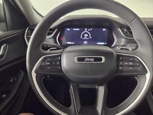 Used 2023 Jeep Grand Cherokee Laredo AWD/4WD image 16