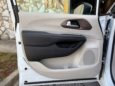 Used 2021 Chrysler Voyager Lxi image 18