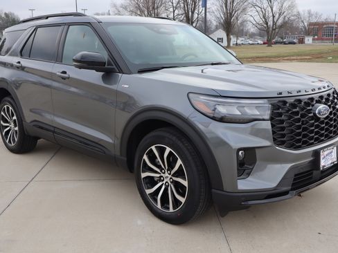 New 2026 Ford Explorer ST-Line image 3