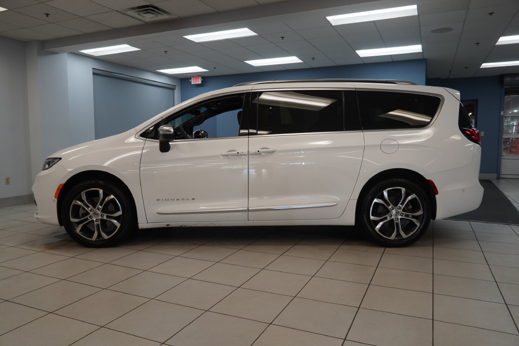 Used 2025 Chrysler Pacifica Pinnacle AWD/4WD image 2