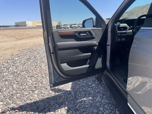 Used 2025 GMC Yukon XL Denali AWD/4WD image 11