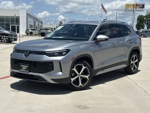 New 2026 Volkswagen Tiguan SE FWD image 1
