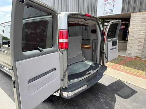 Used 2003 GMC Savana 1500 w/ Preferred Equipment Group 3 RWD image 14