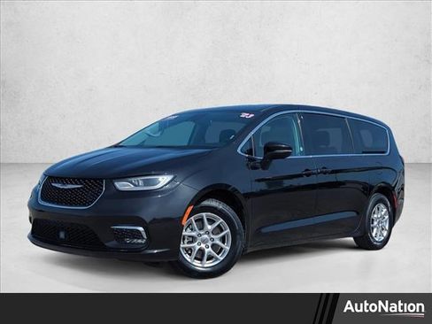 Used 2023 Chrysler Pacifica Touring-L FWD image 1