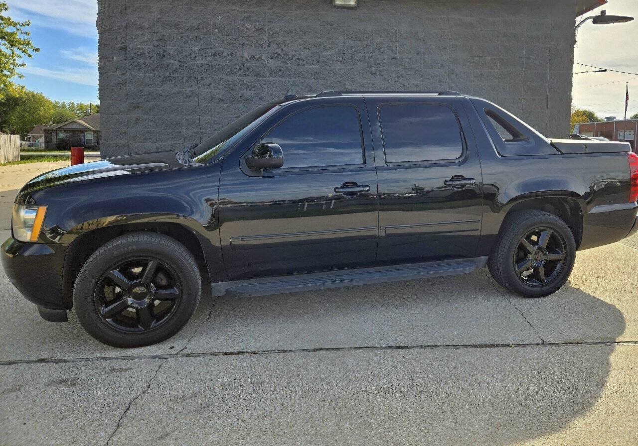 Used 2010 Chevrolet Avalanche LTZ AWD/4WD image 2