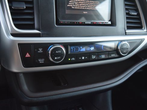 Used 2016 Toyota Highlander XLE AWD/4WD image 16