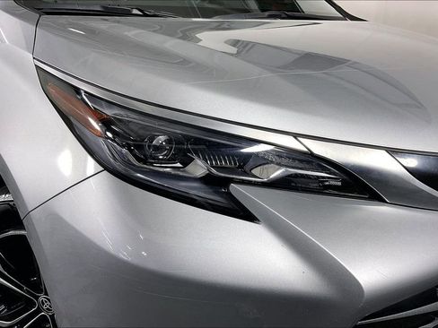 Used 2025 Toyota Sienna Platinum AWD/4WD image 42