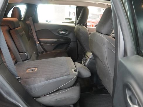 Used 2016 Jeep Cherokee Latitude w/ Comfort/Convenience Group AWD/4WD image 34