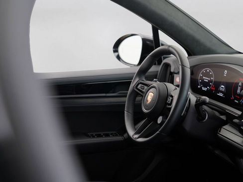 Used 2025 Porsche Cayenne GTS AWD/4WD image 47