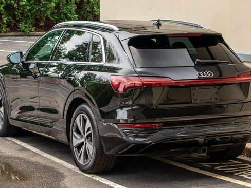 Used 2024 Audi Q8 e-tron Premium Plus w/ Premium Plus Package AWD/4WD image 3