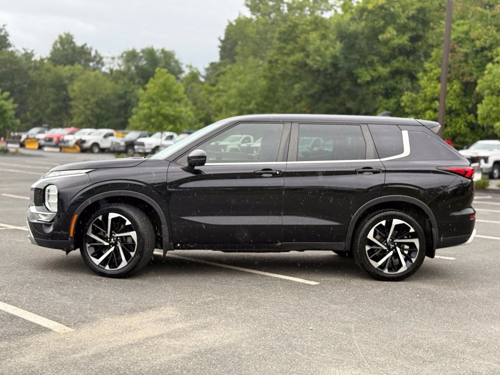 Used 2023 Mitsubishi Outlander SE Black Edition AWD/4WD image 3
