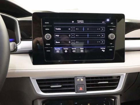 Used 2025 Volkswagen Taos SE w/ Panoramic Sunroof Package image 11