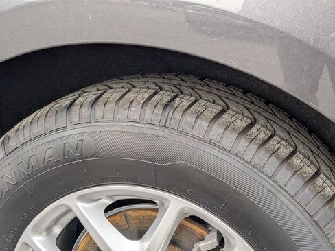 Used 2023 Chrysler Pacifica Touring-L image 28