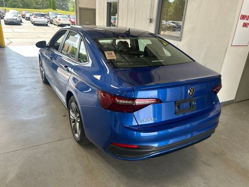Used 2024 Volkswagen Jetta SE FWD image 6